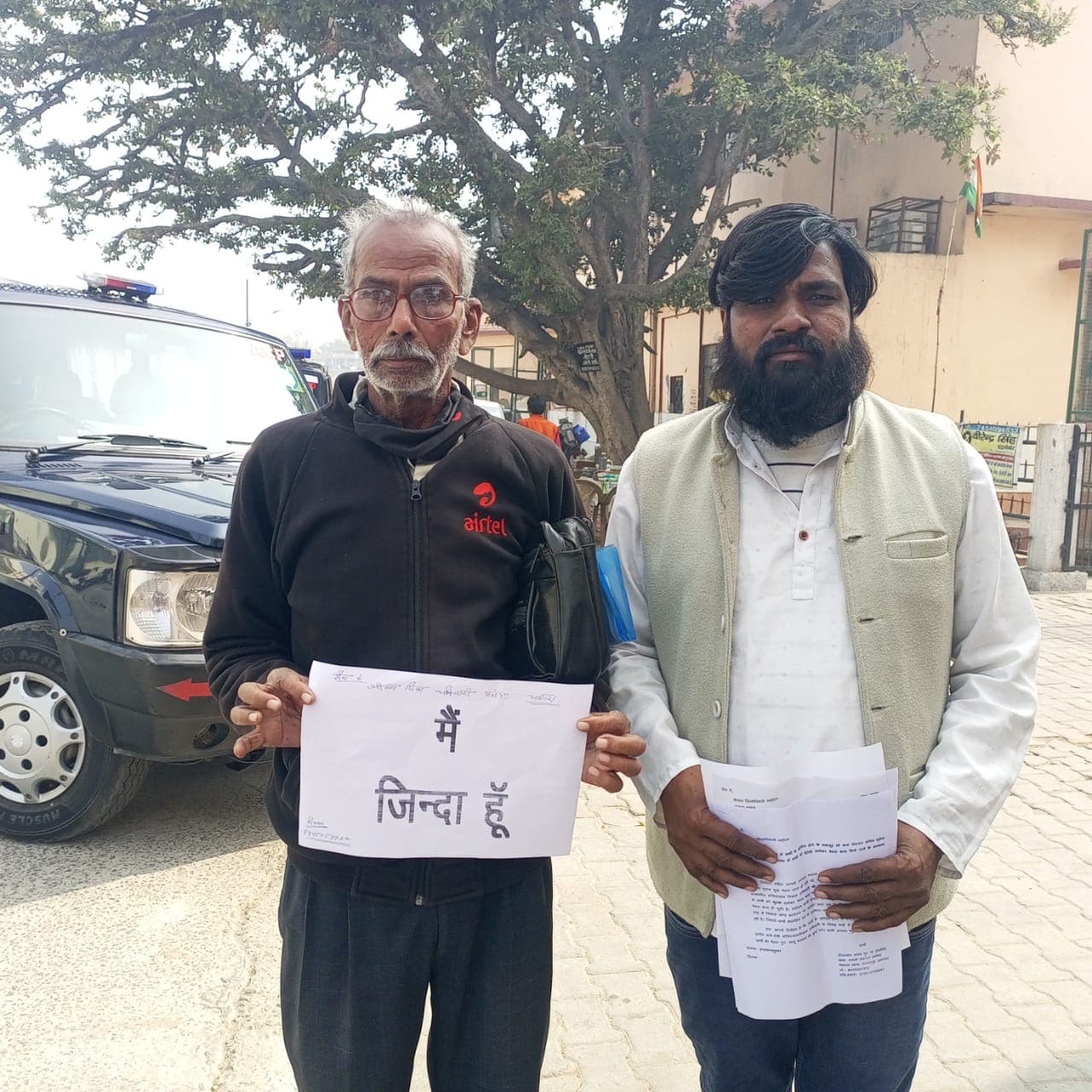 Agra : कलेक्ट्रेट पहुंचे दीनानाथ यादव ने लगाई जिंदा करने की गुहार, कागजों में मृत घोषित हैं वृद्ध