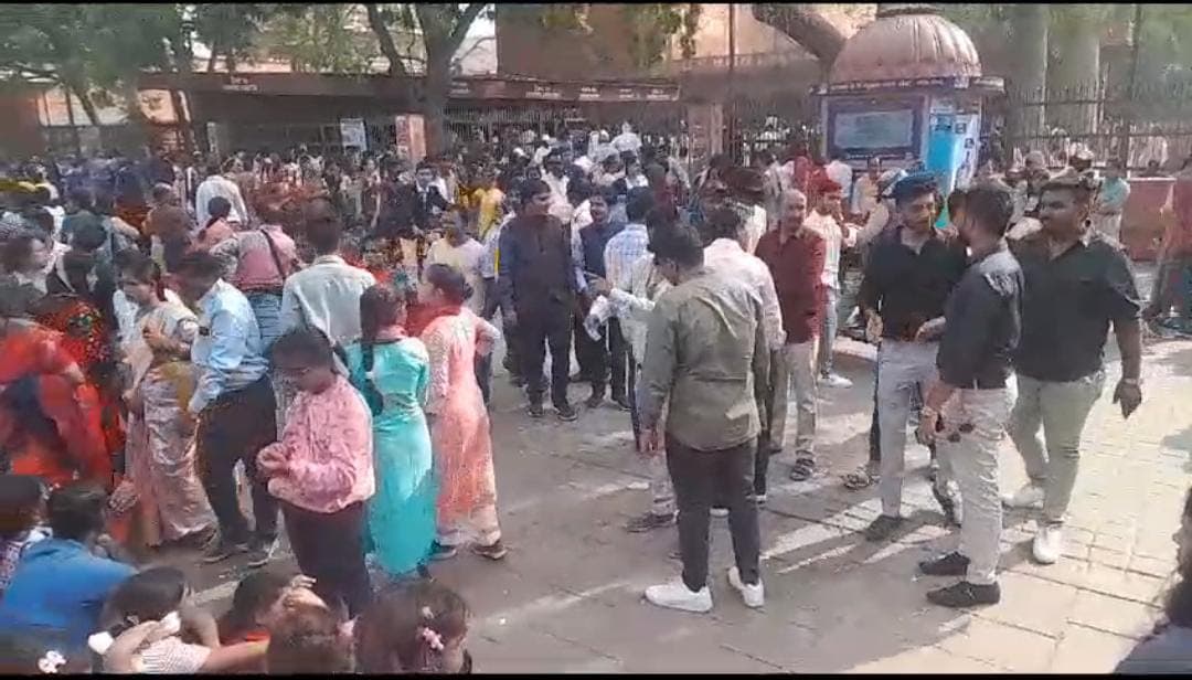 Taj Mahal: ताजमहल के दीदार को छुट्टी पर उमड़ी लोगों की भीड़, अव्यवस्था के बीच विदेशी पर्यटक की हालत बिगड़ी Taj Mahal: ताजमहल के दीदार को छुट्टी पर उमड़ी लोगों की भीड़, अव्यवस्था के बीच विदेशी पर्यटक की हालत बिगड़ी