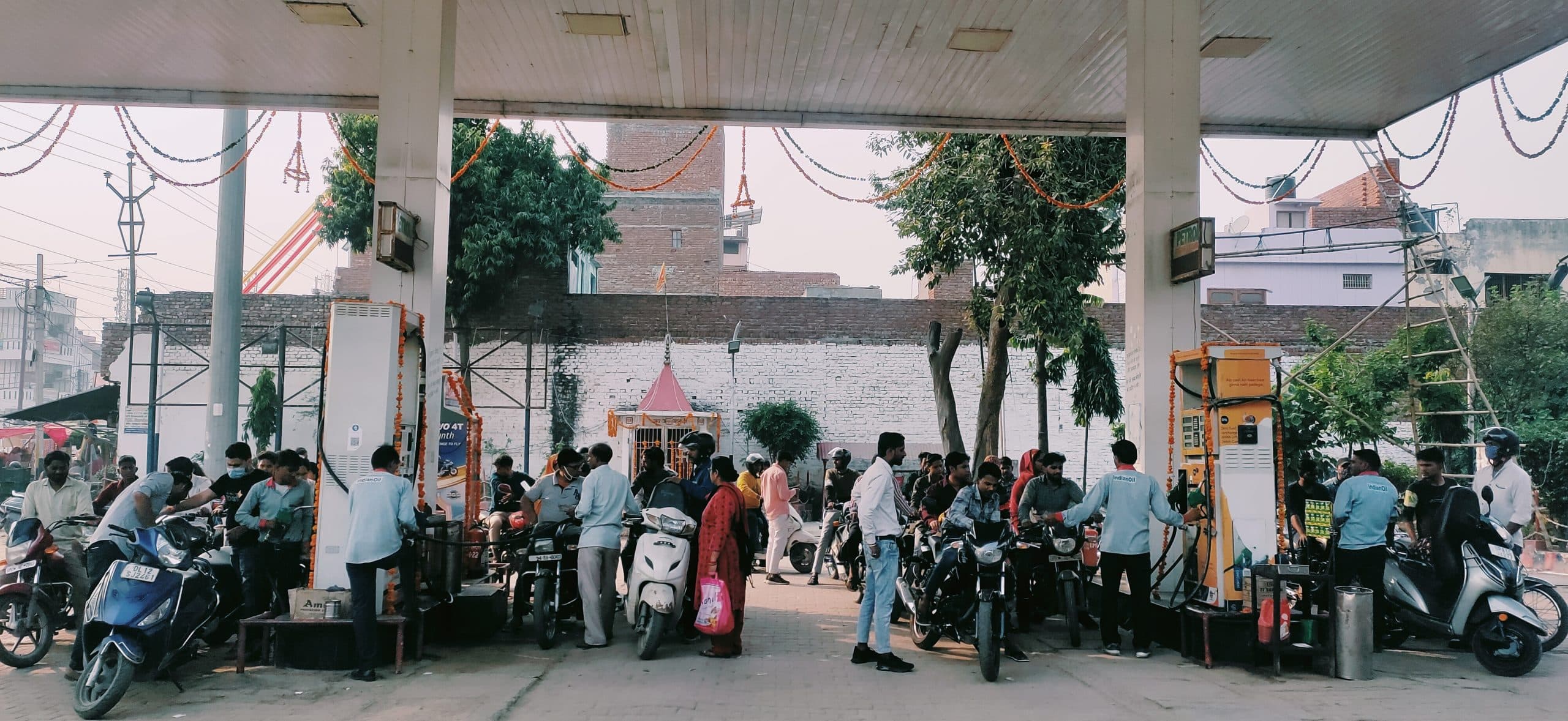 Aligarh News: पेट्रोल-डीजल के दाम कम न करने पर पेट्रोल पंपों पर जांच, पूर्ति अधिकारी ने दी संचालकों को चेतावनी