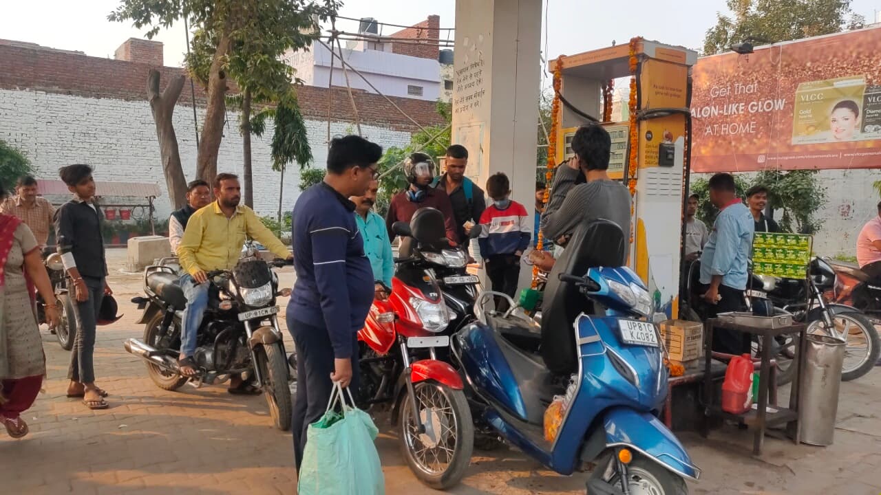 अलीगढ़ में पेट्रोल-डीजल के दाम 12-12 रुपए अभी नहीं हुए कम, यूपी सीएम ने की थी घोषणा