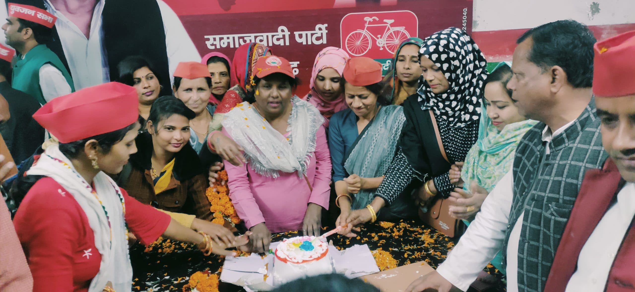 Aligarh News: मुलायम सिंह के जन्मदिन पर काटा केक, सपा समर्थकों ने किया रक्तदान