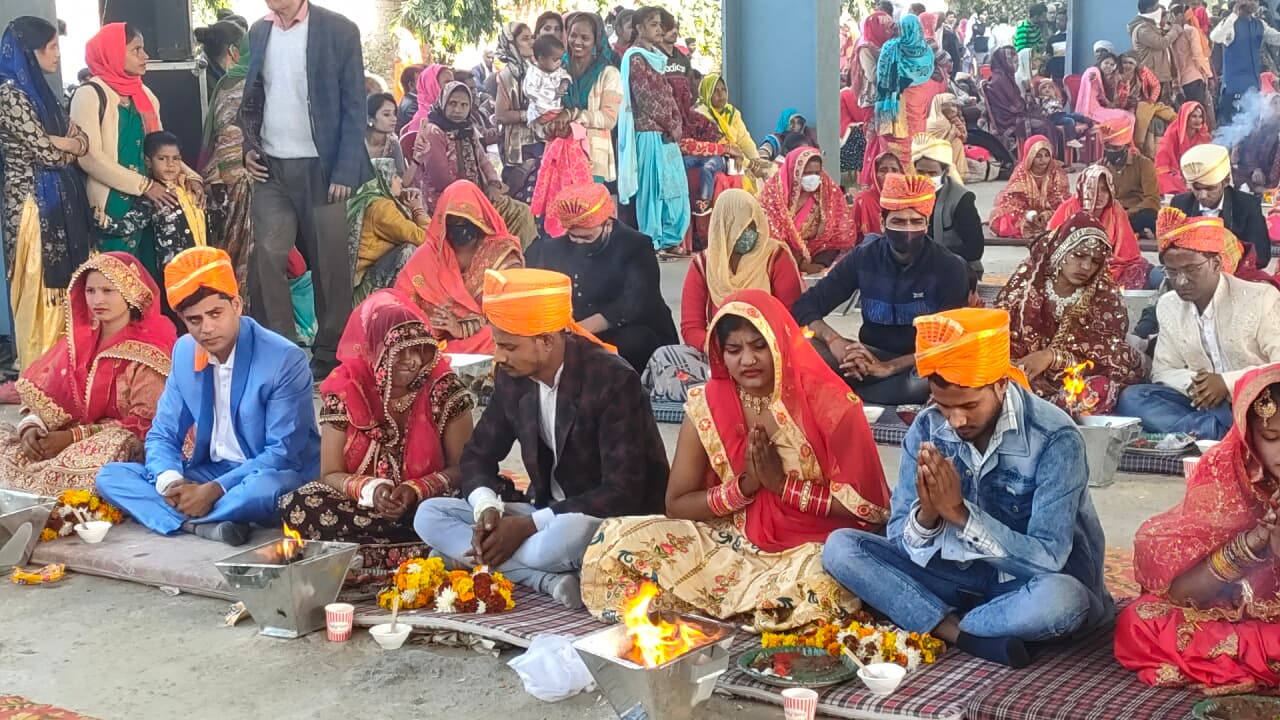 Aligarh News: सामूहिक विवाह में फेरे और वरमाला का होता है अलग अंदाज, नहीं जानते होंगे ये बातें