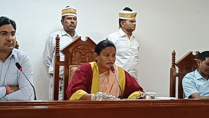 आगरा नगर निगम के सदन में पास हुए कई प्रस्ताव, महापौर को मिलेगी 30 लाख की नई कार