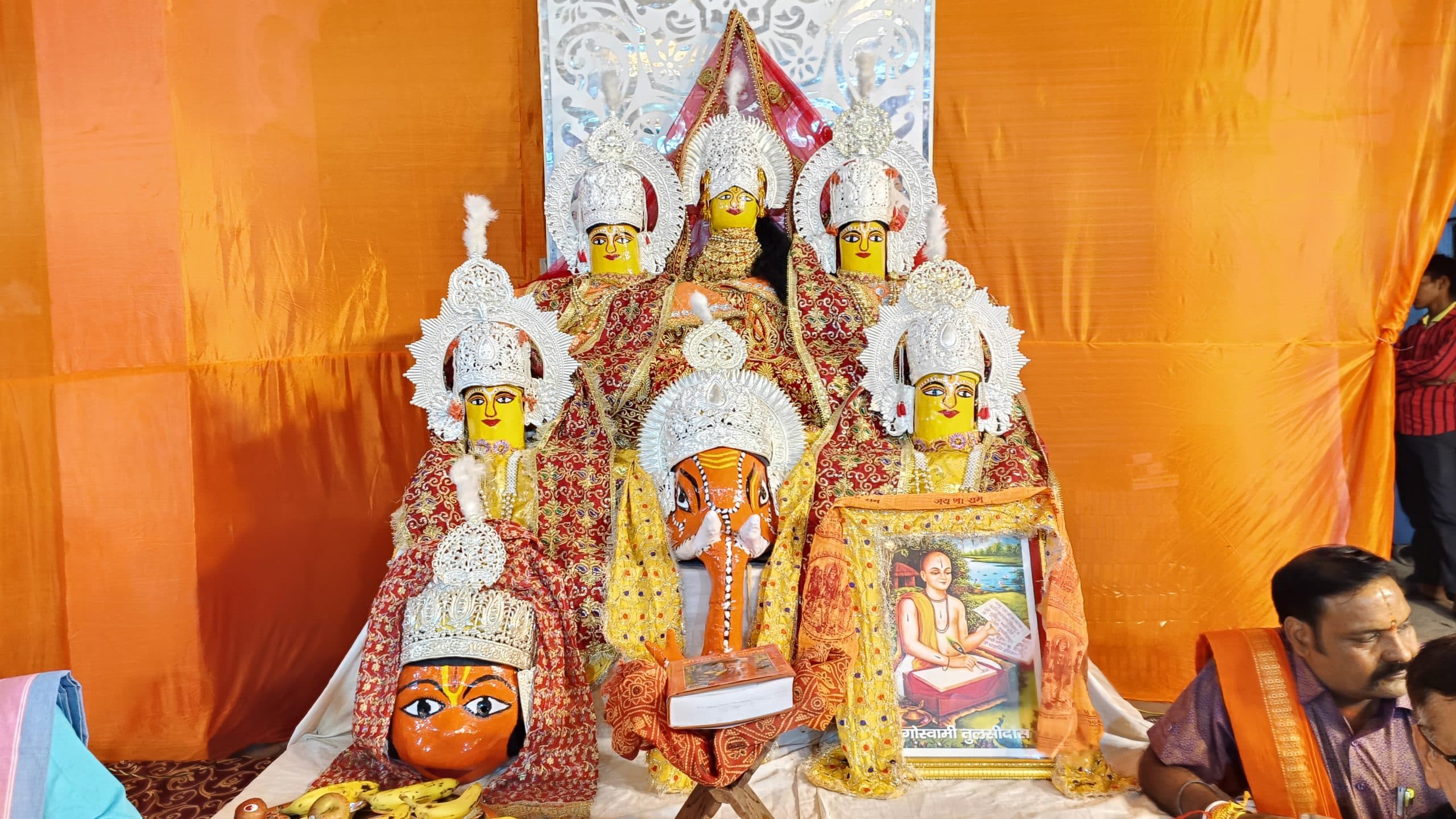 उत्तर भारत की प्रसिद्ध रामलीला का मुकुट पूजन से शुभारंभ, केंद्रीय मंत्री एसपी बघेल ने स्वरूपों की उतारी आरती