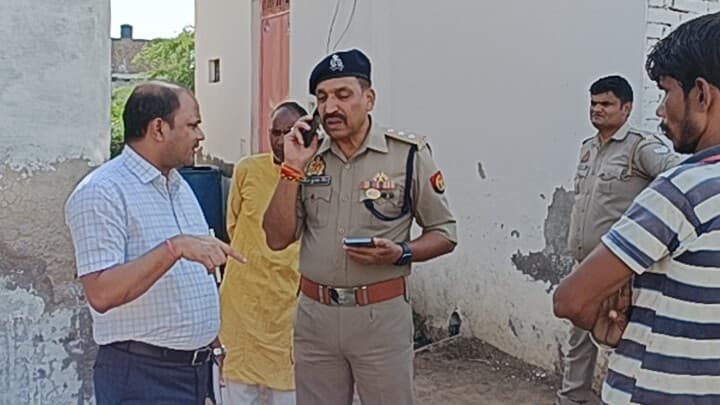 आगरा: पड़ोसी के घर में पत्थर फेंकता था युवक, शिकायत पर आरोपी ने की फायरिंग, दो घायल, तीन गिरफ्तार