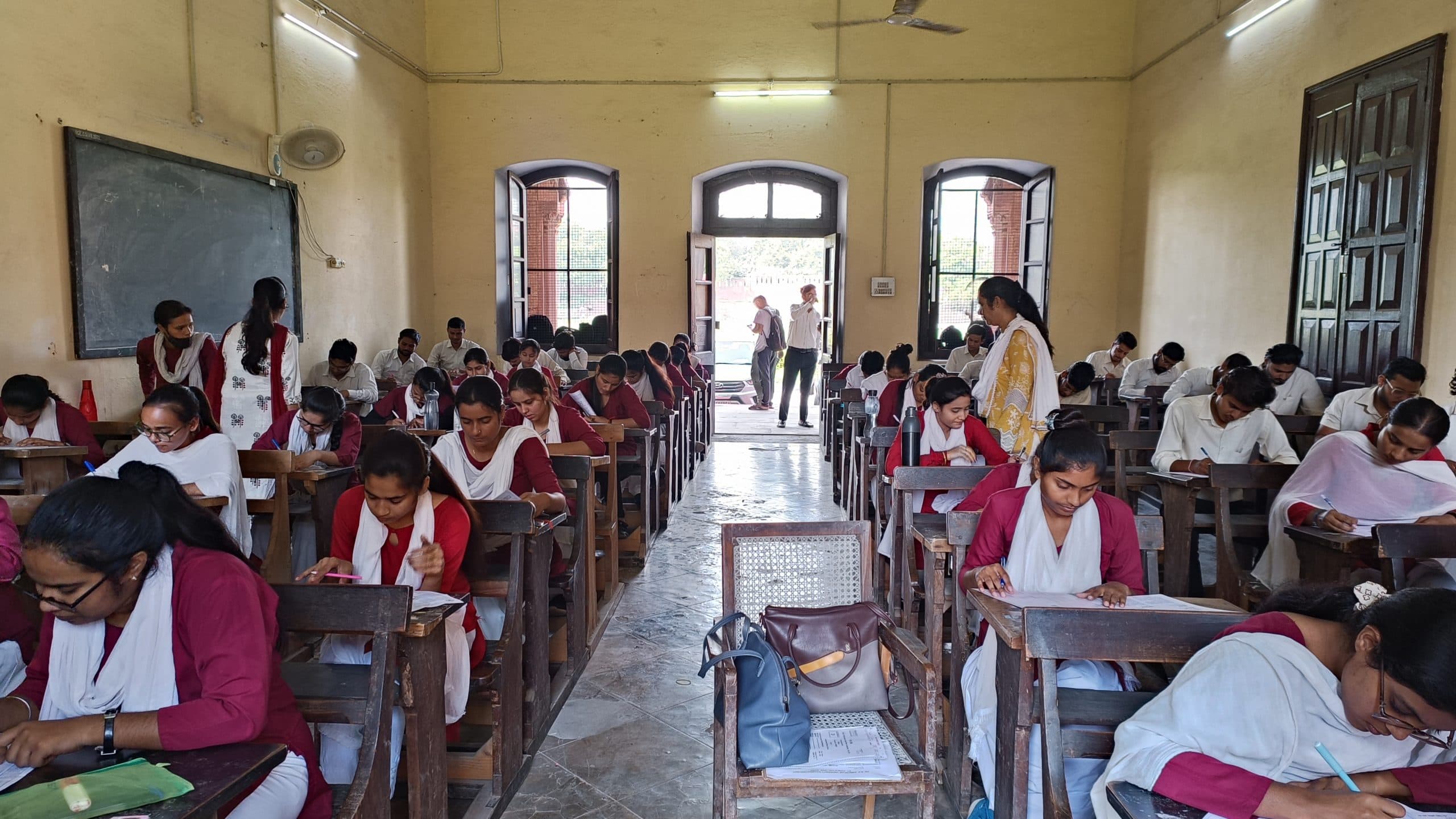 आगरा यूनिवर्सिटी की परीक्षाएं आधी-अधूरी तैयारियों के बीच शुरू, नकल पर रोक के दावों पर उठे सवाल