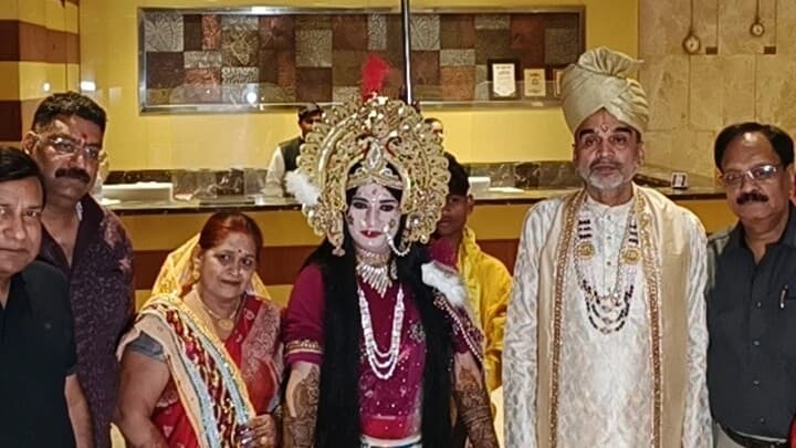 आगरा: सियाराम के विवाह की आमंत्रण यात्रा में जमकर झूमे मिथिला वासी, राजा जनक का फूल मालाओं से किया हुआ स्वागत