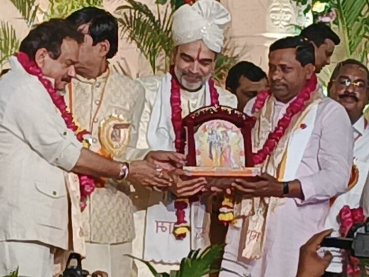 UP News: एमपी रामशंकर कठेरिया, एमपी एसपी सिंह बघेल ने साथ की रामचंद्र की आरती, सीता जी की हुई विदाई