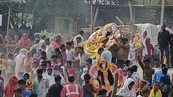 UP News: आगरा में ढोल-नगाड़ों के साथ मां दुर्गा की विदाई, हाथी घाट पर उमड़ा माता के विसर्जन का जुलूस