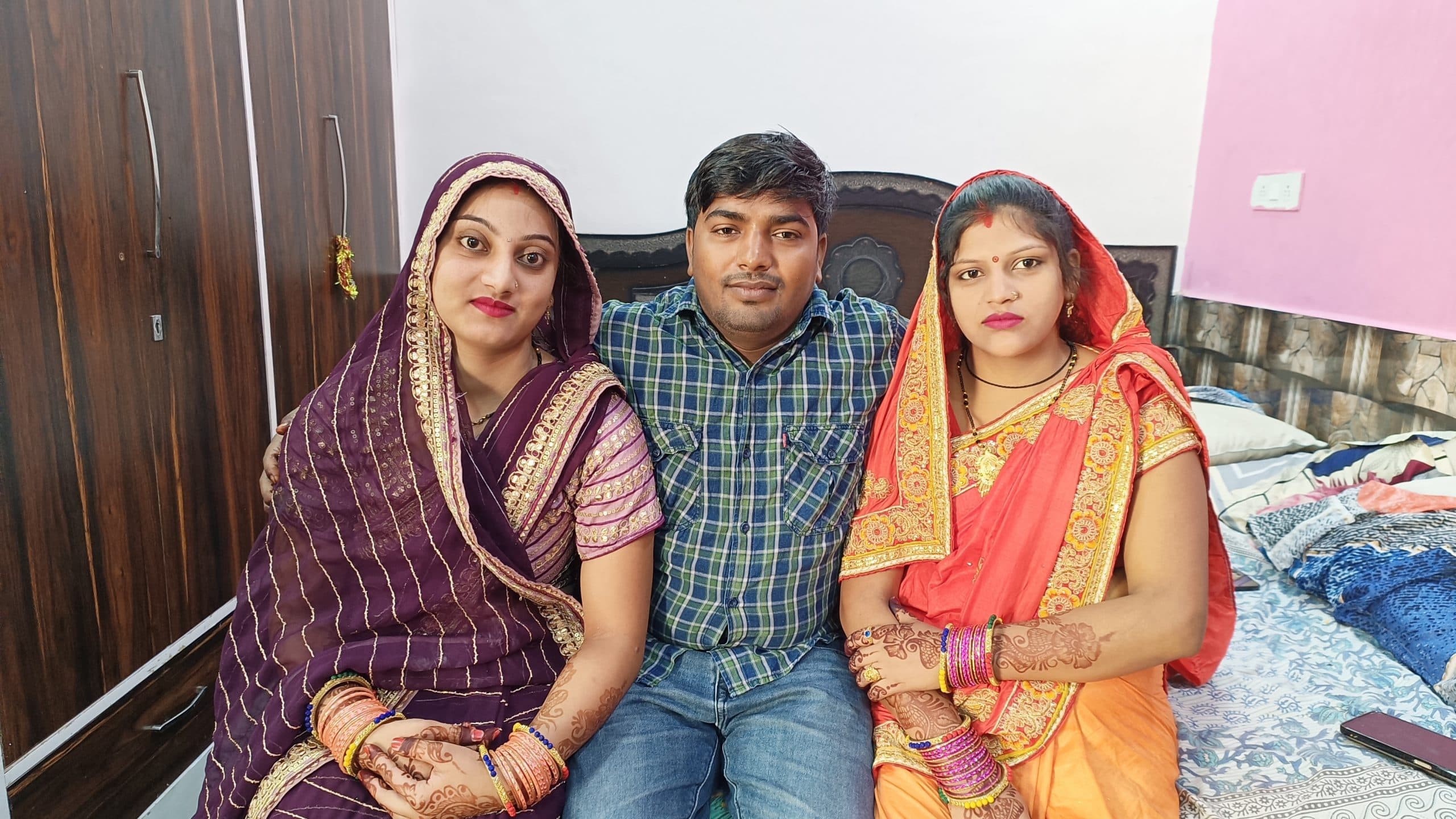 आगरा के रामबाबू ने दो पत्नियों के साथ मनाया करवा चौथ, पहली परिवार तो दूसरी मोहब्बत की निशानी