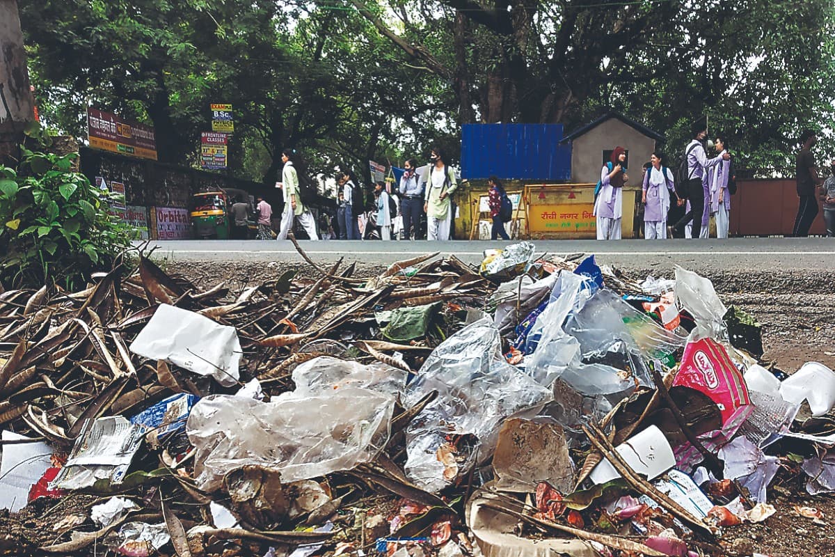 पटना में निगमकर्मियों का तीसरे दिन भी हड़ताल जारी, कचरा कलेक्ट नहीं होने से लोग परेशान