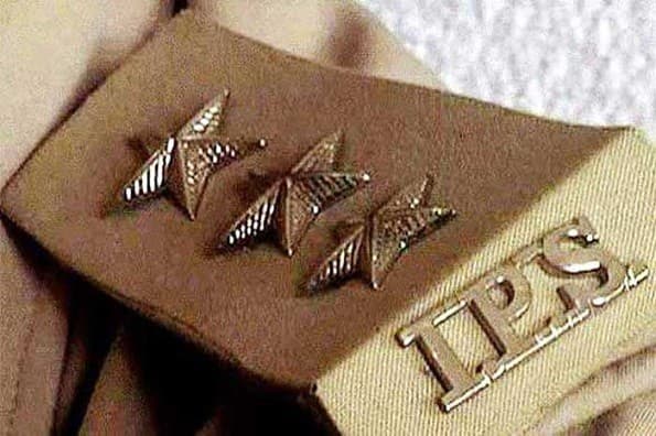 यूपी पुलिस में 12 आईपीएस अफसरों के तबादले, 4 आईजी और 8 सेनानायक बदले गए, पढ़ें पूरी खबर