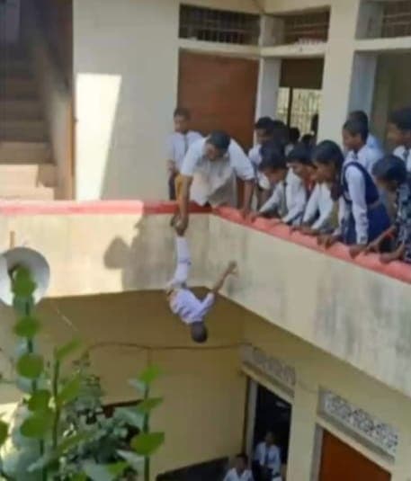 क्लास रूम में बच्चों ने की लड़ाई, तो प्रिंसिपल ने बालकनी में पैर पकड़कर उल्टा लटका दिया, गिरफ्तार