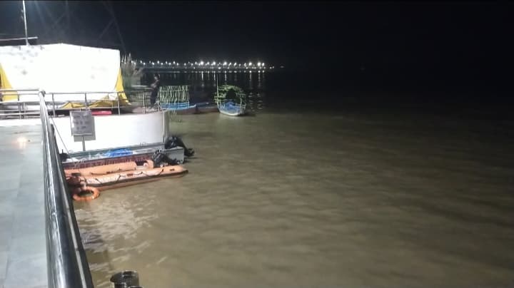 Kanpur News: पहाड़ों पर भारी बारिश के बाद गंगा उफान पर, कानपुर में रेड अलर्ट से ऊपर पहुंचा जल स्तर