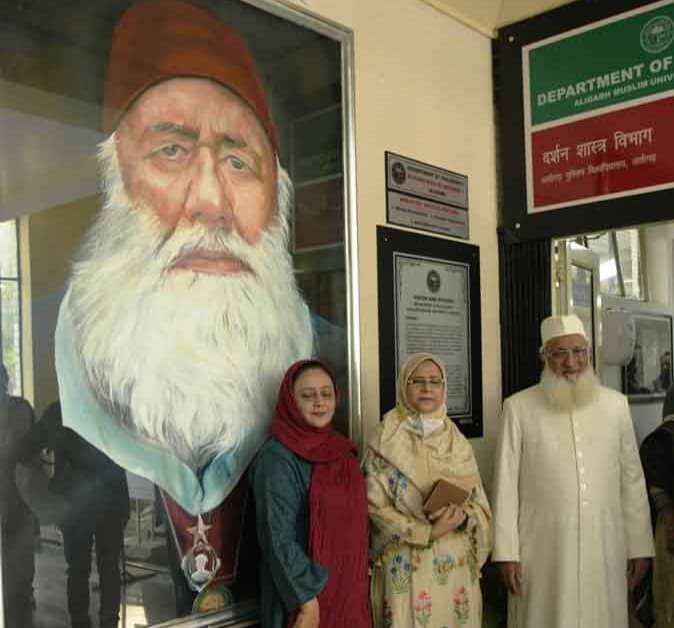 Aligarh News: एएमयू में सर सैयद का चित्र बना आकर्षण का केंद्र, जानें वजह