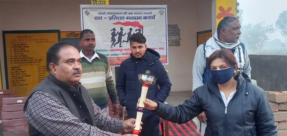 Aligarh News: मतदाता जागरूकता के लिए 687 KM मशाल दौड़ शुरू, लिम्का बुक ऑफ रिकार्ड में नाम दर्ज कराने की तैयारी