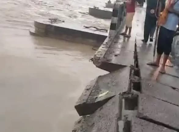 कोसी बराज पर बड़ा हादसा: बस और ट्रक की जोरदार भिड़ंत, रेलिंग तोड़ते हुए नदी में समाया ट्रक