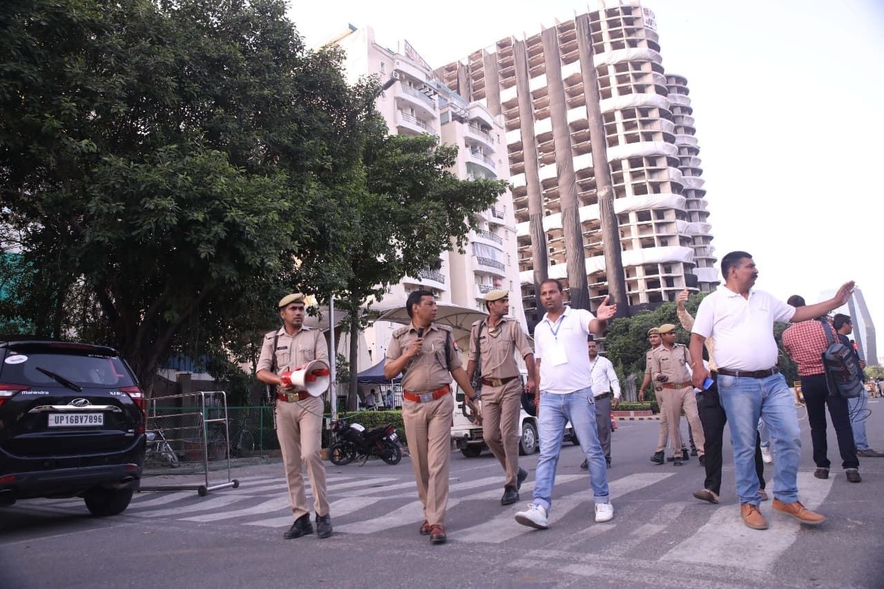 Twin Towers Demolition: नोएडा में ट्विन टावर को ढहाए जाने से पहले करीब 500 पुलिस, यातायात कर्मी तैनात