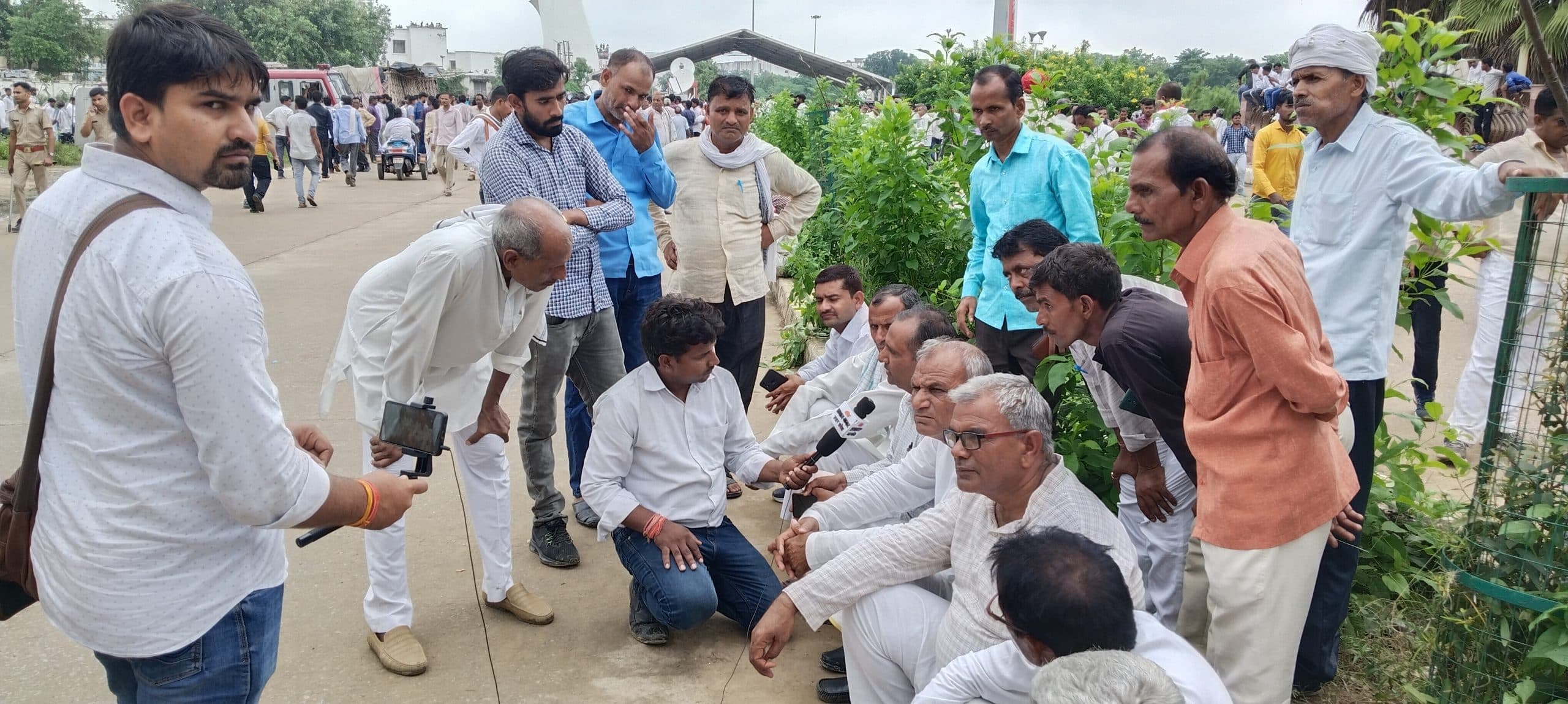 सपा संस्थापक मुलायम सिंह यादव की अंतिम विदाई में उमड़ा जनसैलाब, नेताजी के विकास कार्यों की हो रही चर्चा