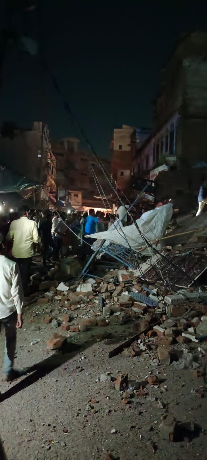 अलीगढ़ के ऊपर कोट इलाके में तीन मंजिला इमारत गिरी, बचाव कार्य तेजी से शुरू