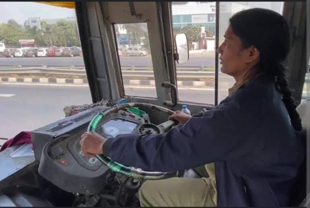 बिहार की बेटियां अब तोड़ रही बेड़ियां, प्रियंका ने थामी स्टेयरिंग, बनी यूपी रोडवेज की पहली महिला ड्राइवर