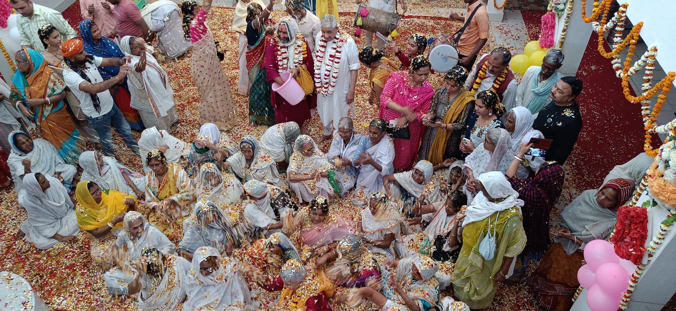 Holi 2023: विधवा निराश्रित माताओं के जीवन में घुले होली के रंग, विधवा वृद्ध माताओं ने खेली फूलों की होली