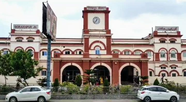 Indian Railways : गोरखपुर के रास्ते चलाई जाएगी राजधानी एक्सप्रेस, अब इन स्टेशन पर रुकती है ये ट्रेन