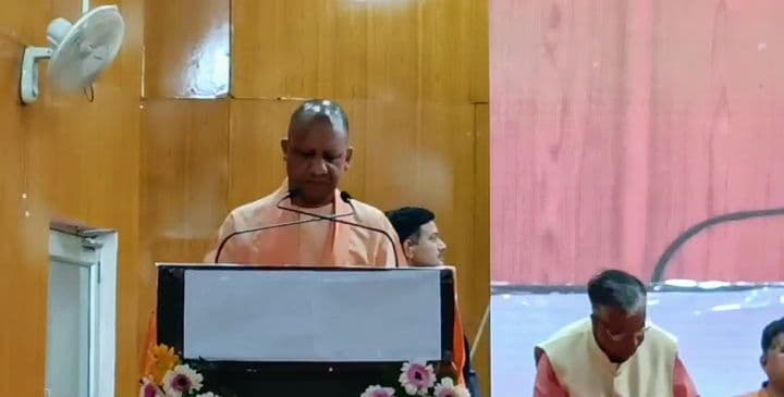 मुख्यमंत्री योगी आदित्यनाथ ने तकनीकी संस्थानों को कही खरी- खरी, घिसे पिटे कार्यक्रमों को छोड़ने की नसीहत दी