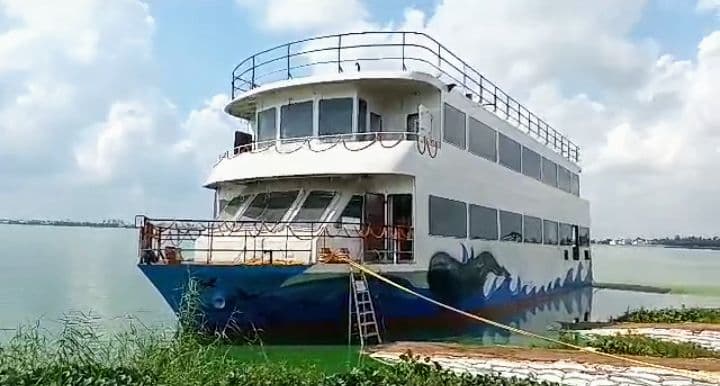 गोरखपुर: रामगढ़ताल में उतरा क्रूज, सांसद रवि किशन बोले- मुंबई का मजा अब यहां लेंगे पर्यटक