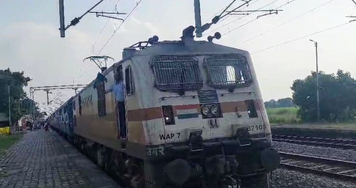 बिहार में टला बड़ा रेल हादसा, पुरबिया एक्सप्रेस के एसी बोगी में अचानक भरने लगा धुआं, मची अफरा-तफरी