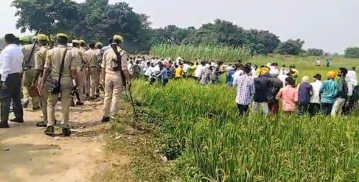Deoria Murder Case : फतेहपुर नरसंहार के आरोपियों की भूमि नापी के दौरान बवाल,  चप्पे- चप्पे पर  पुलिस तैनात