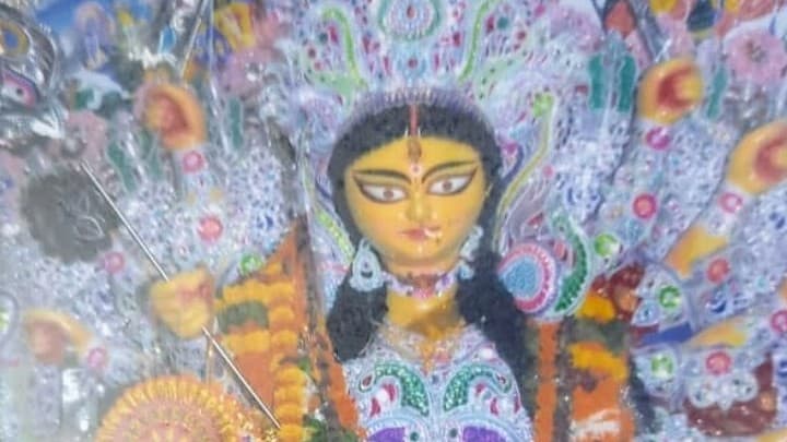 गोरखपुर में बंगाली समिति ने शुरू की थी दुर्गा पूजा, कोलकता से आए कलाकर बनाते हैं प्रतिमा