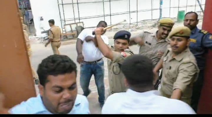 गोरखपुर: अखिलेश से मुलाकात करने के लिए एयरपोर्ट परिसर में घुसे कार्यकर्ता, पुलिस ने किया 
हल्का बल का प्रयोग