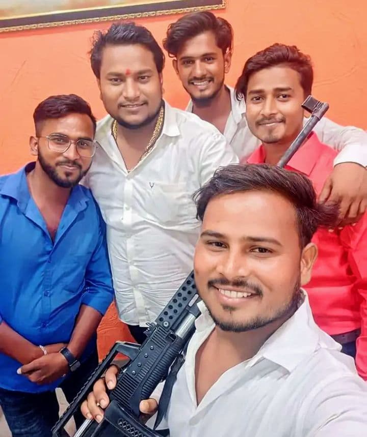 Viral Video : असलहे के साथ 5 युवकों ने बनाई रील, वीडियो वायरल होने  केस दर्ज, दो गिरफ्तार, 3 की तलाश जारी