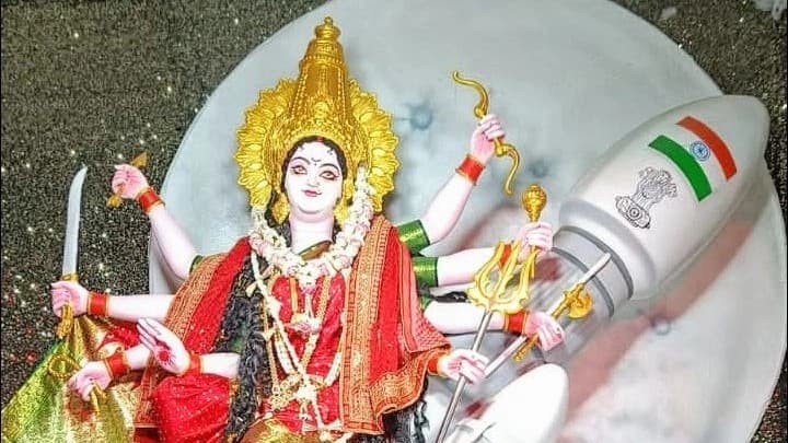 गोरखपुर: दुर्गा पूजा पंडालों के खुले पट, श्रद्धालुओं ने किया माता के दर्शन, मां के जयकारों से गूंजा शहर