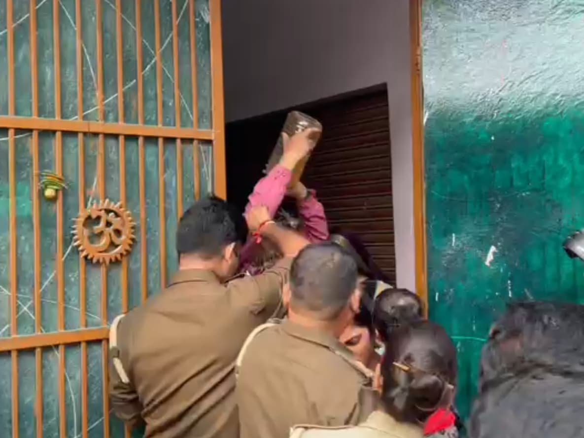 Agra : लोन ना चुकाने पर घर का कब्जा लेने गई अफसरों की टीम को देखकर मकान मालिक ने किया आत्मदाह का प्रयास