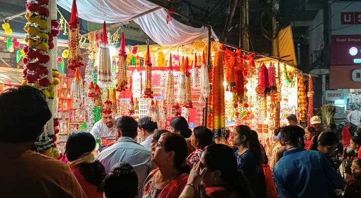 Gorakhpur News: धनतेरस पर बाजार रहा गुलजार, 500 करोड़ का हुआ कारोबार