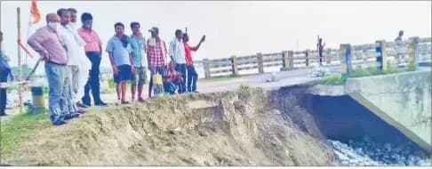 Flood in Bihar : करेह नदी के कटाव से खरारी पुल का एप्रोच पथ बहा, परिचालन रोका गया