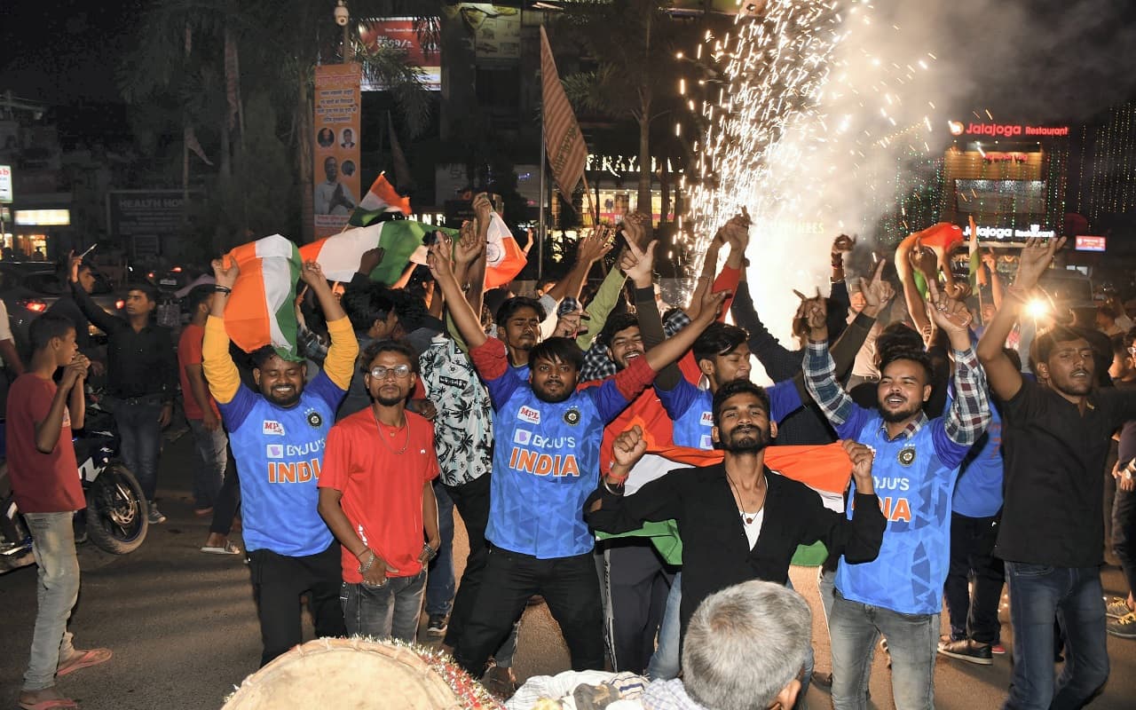 India vs Pakistan: टीम इंडिया ने पाकिस्तान को रौंदकर मनायी छोटी दिवाली, बधाईयों का तांता