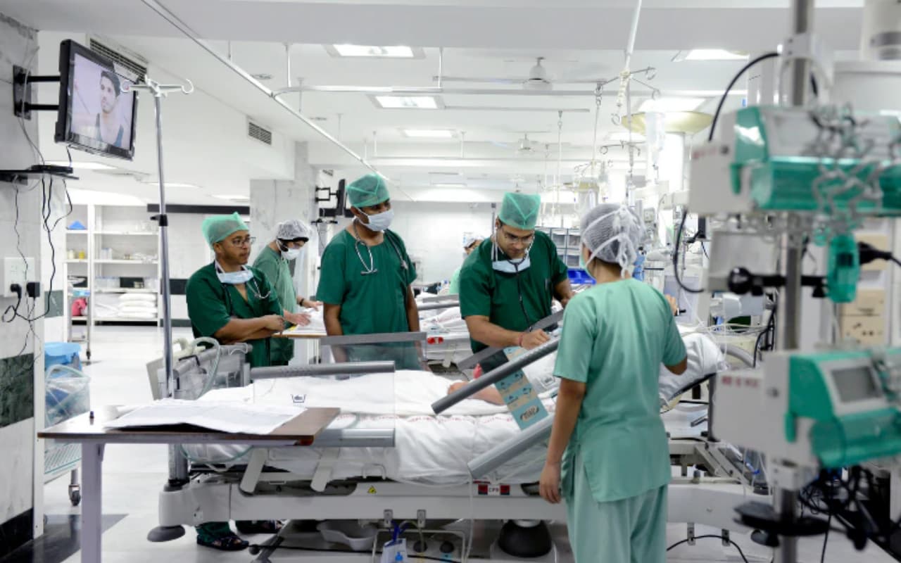 अब आप भी करा सकेंगे 25 लाख तक मुफ्त इलाज! जानें कैसे मिलेगा योजना का लाभ...