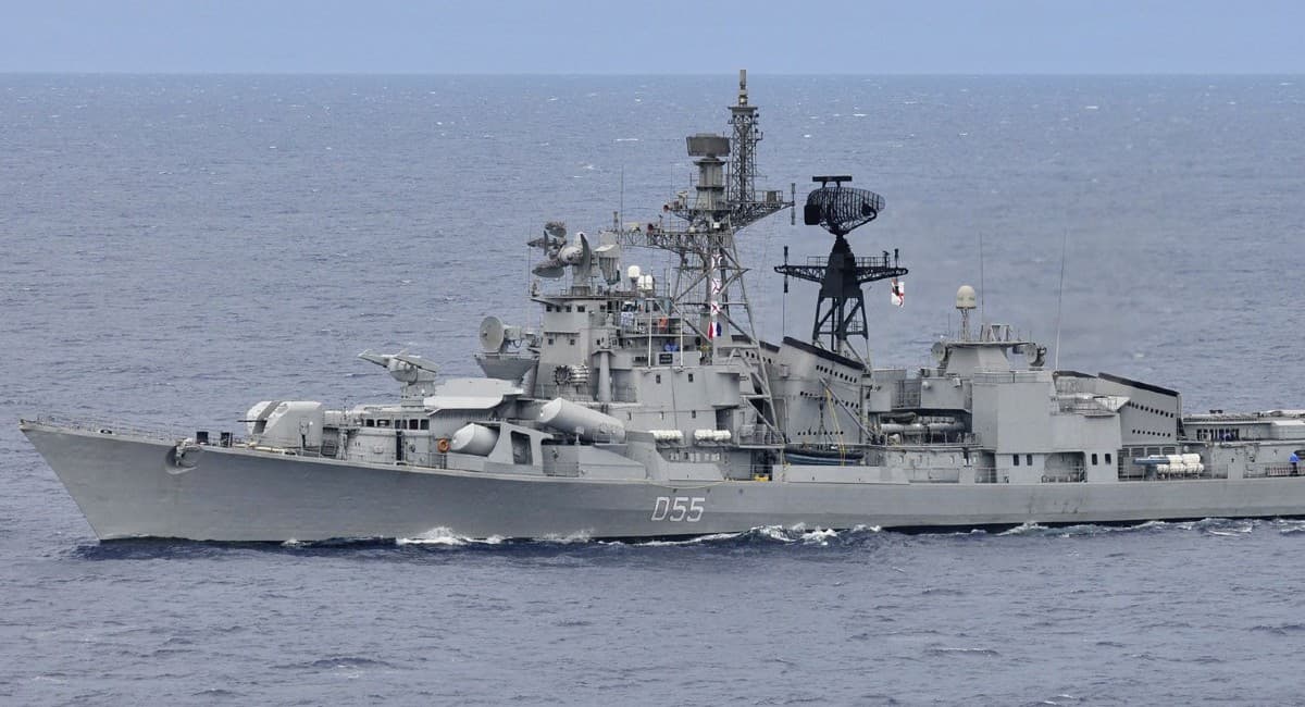 नौसेना के युद्धपोत आईएनएस रणविजय पर लगी आग, पानी भी घुसा, 4 नौसैनिक झुलसे