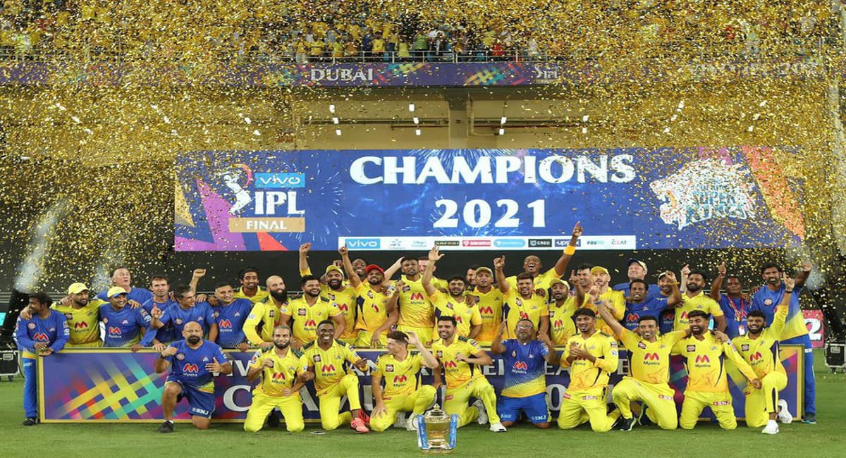 IPL 2021 : मुंबई से भिड़ंत के लिए तैयार कोहली की टीम RCB, चहल, सैनी ने मैदान पर बहाया पसीना