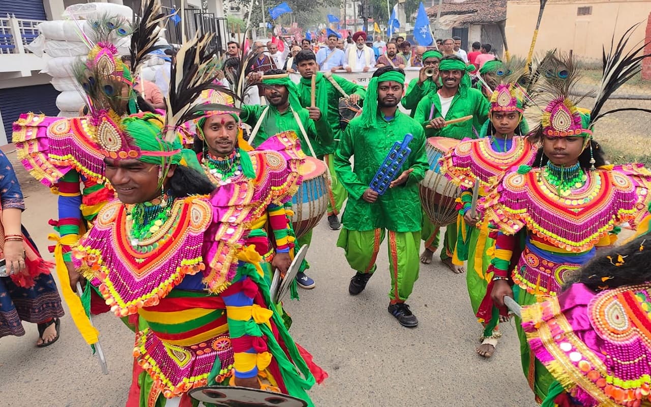 नीलांबर पीतांबर लोक महोत्सव: इप्टा के राष्ट्रीय सम्मेलन में निकाली गयी सांस्कृतिक रैली, भाईचारे का दिया संदेश