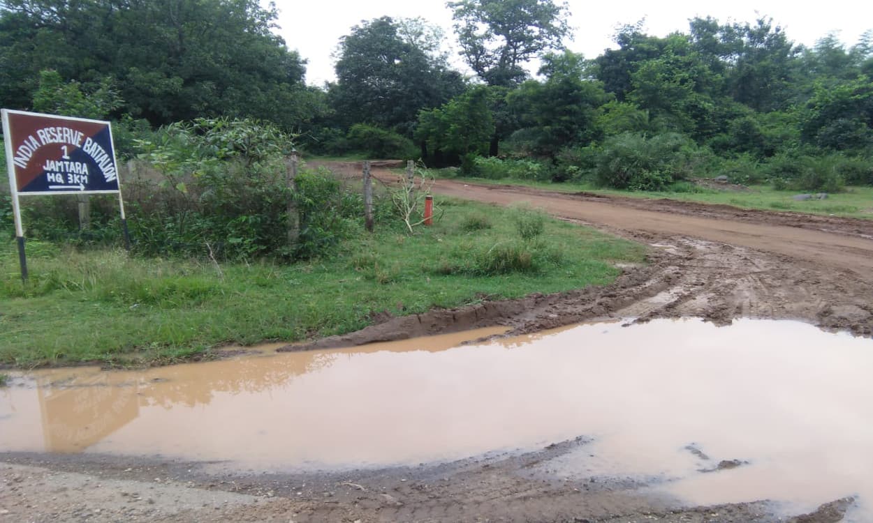 12 साल से नहीं बनी आईआरबी कैंप जाने वाली सड़क, बारिश में चलना हुआ दूभर