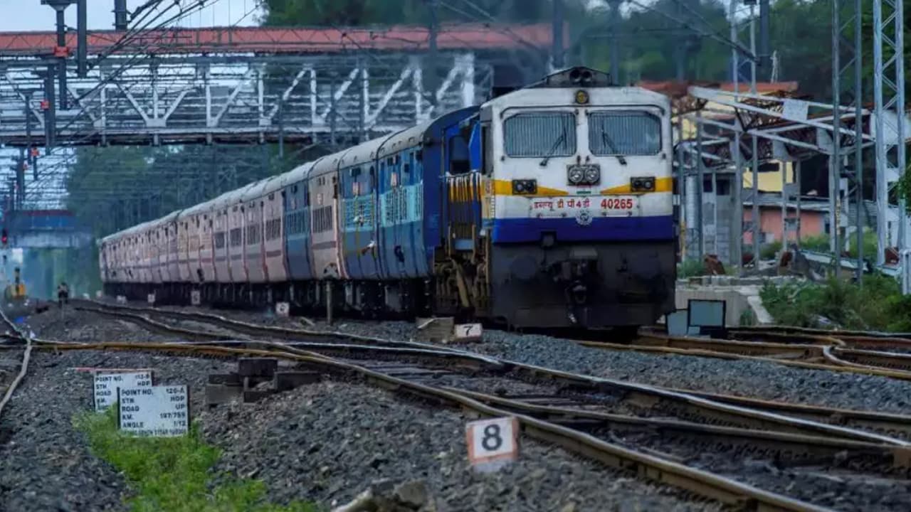 IRCTC/ Indian Railways Hindi News: होली में घर जाना हो जाएगा मुश्किल, ये ट्रेनें रहेंगी रद्द, यहां देखें पूरी लिस्ट