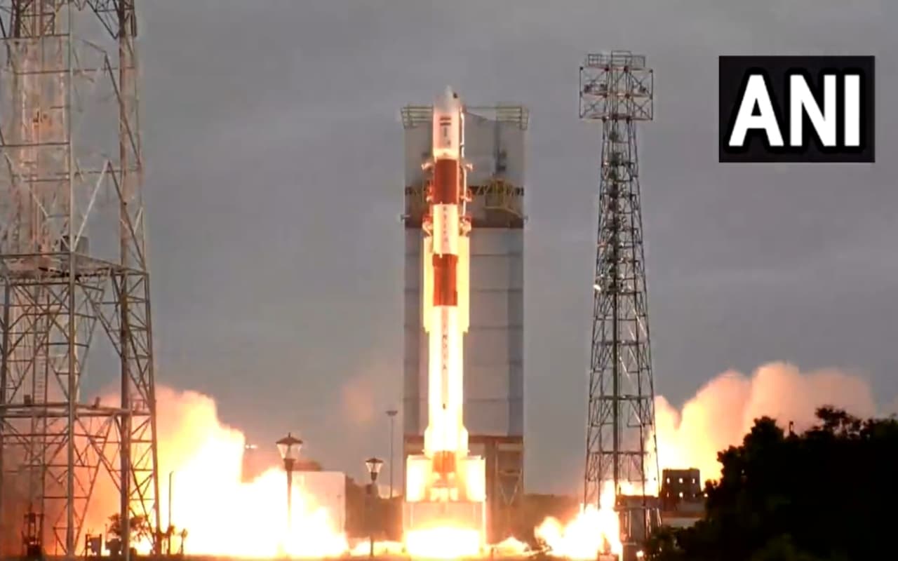 ISRO ने फिर रचा इतिहास, सात उपग्रहों के साथ PSLV-C56 हुआ लॉन्च, चंद्रयाना-3 के बाद नया कीर्तिमान