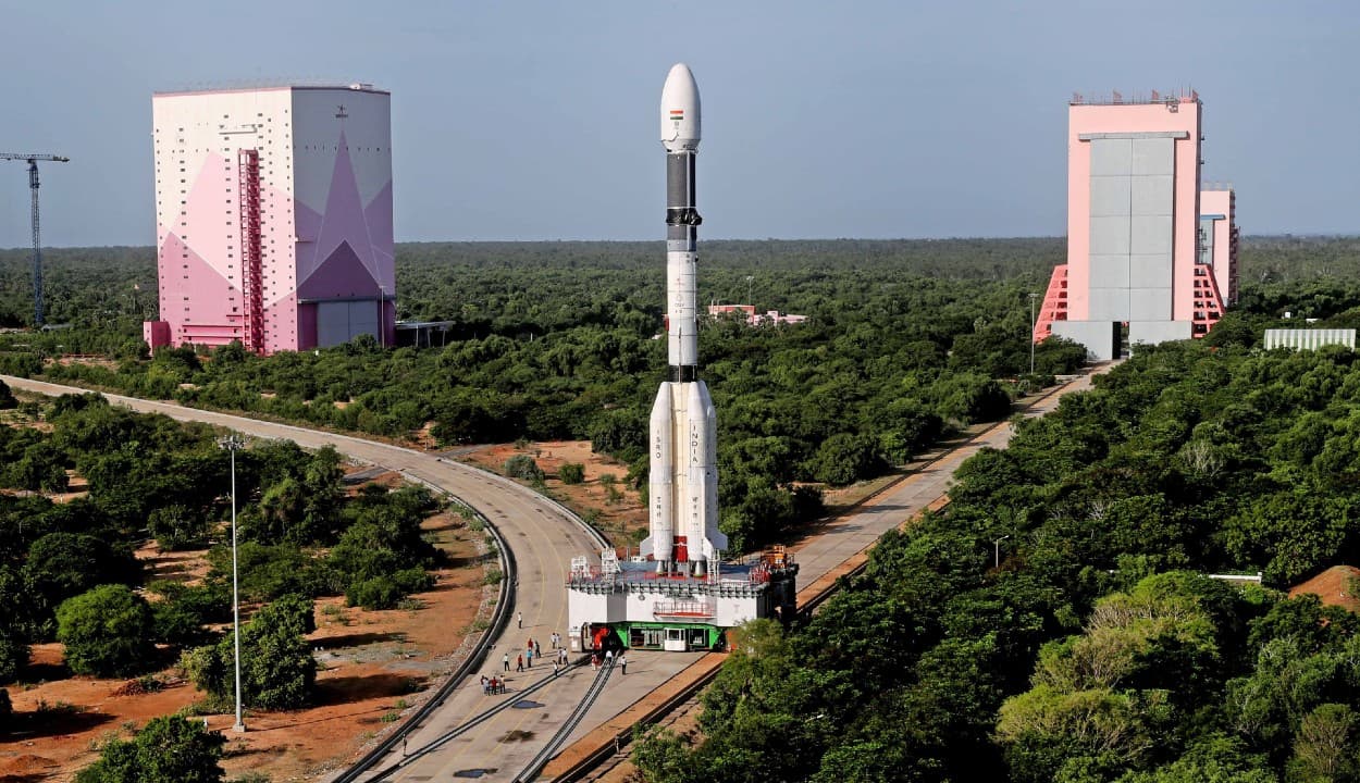 अब स्पेस में रॉकेट छोड़ सकेंगी निजी कंपनियां, इसरो का कॉन्ट्रेक्ट पाने की होड़ में एलएंडटी और अडानी ग्रुप आगे