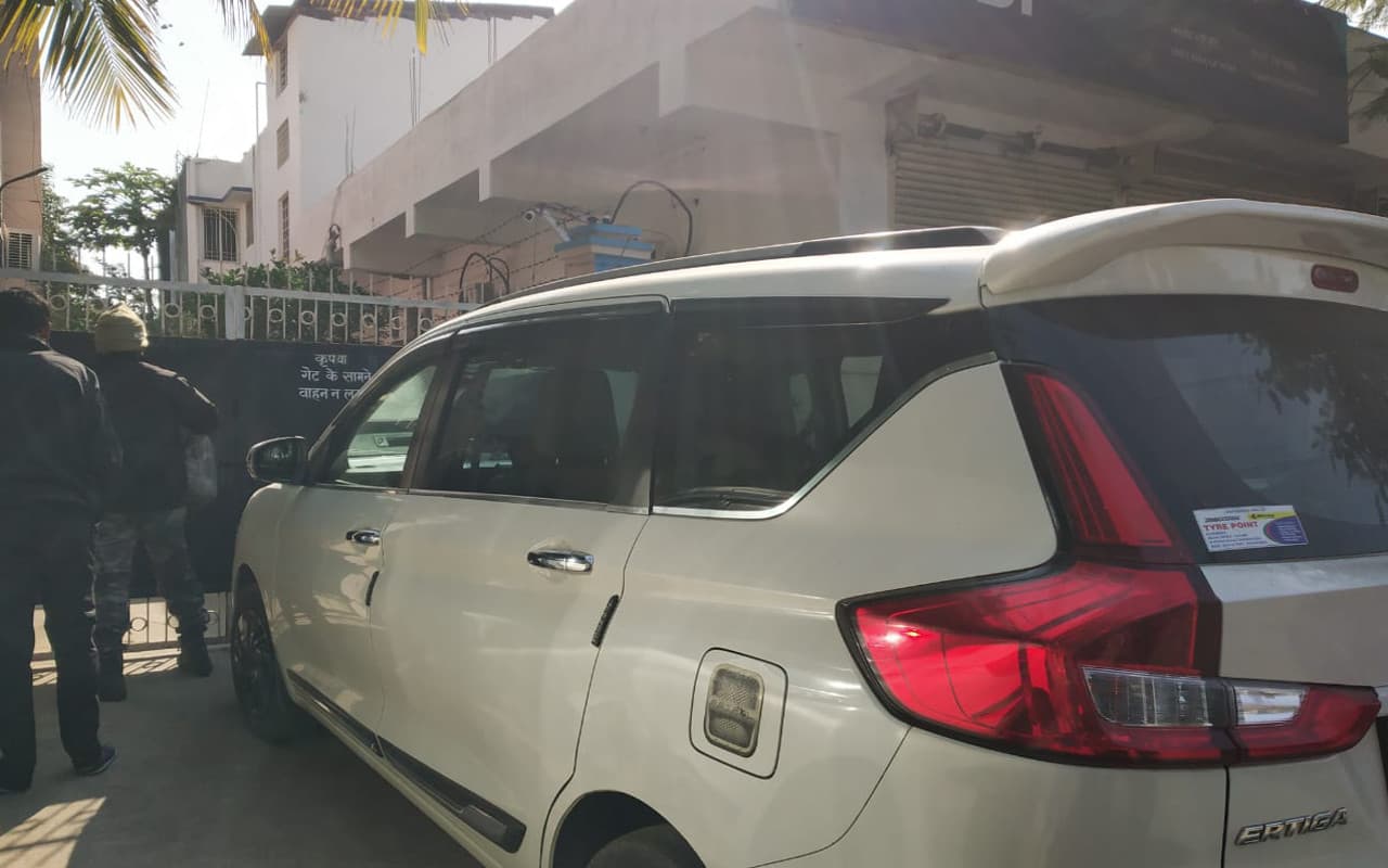 मोंगिया स्टील के अकाउंटेंट के घर दूसरे दिन भी इनकम टैक्स की छापेमारी जारी, नोट गिनने की मंगानी पड़ी मशीन