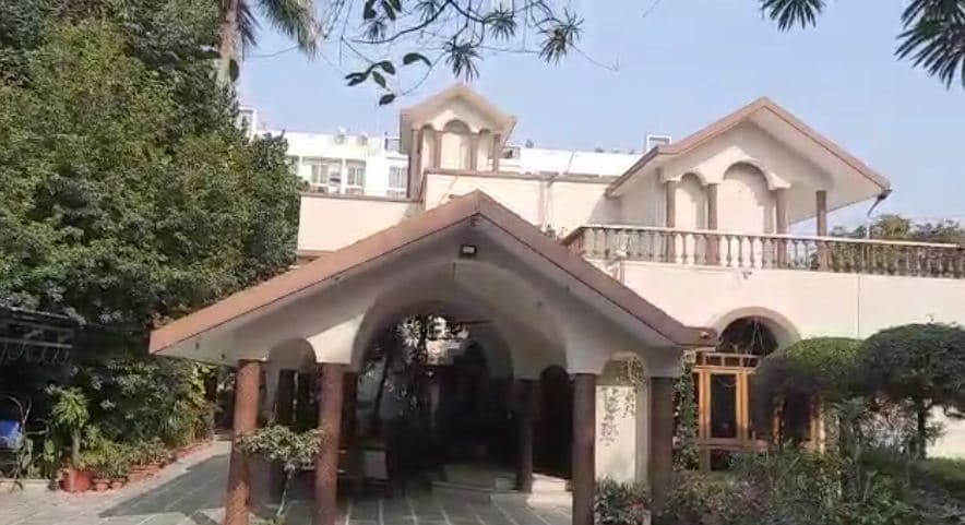 IT Raids Lucknow: इत्र व्यापारी की हजरतगंज की कोठी में छापा, दो गाड़ी में सवार होकर आई आयकर विभाग की टीम