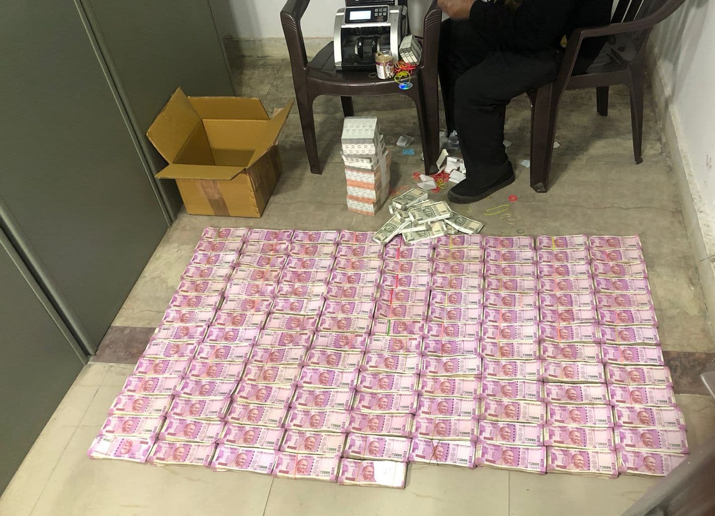 IT Raids on Piyush Jain: नोट के बंडल गिन रहे अफसरों का दावा- काउंटिंग में 3 दिन और लगेंगे, सोशल मीडिया पर वॉर